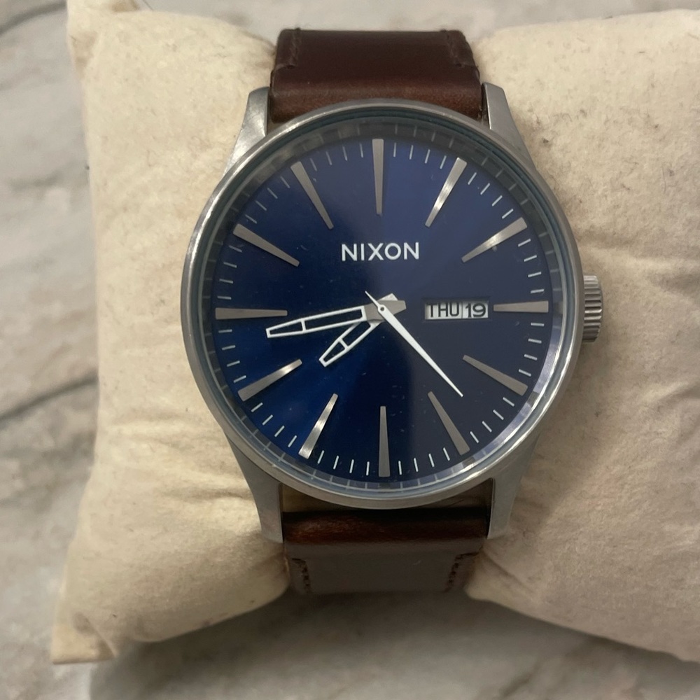 Nixon Sentry Brown Leather Stainless Steel Blue Dial Watch. Worn less than 5 tms